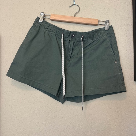 Vuori Pants - Vuori women's ripstop shorts - green - size medium